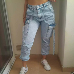 jeans cargo con tiras