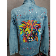 Jaqueta Jeans Feminina Customizada Alongada Leão Tribo de Judá Colorido