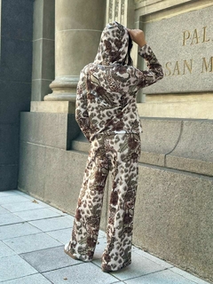 Palazzo Milena Tigre con flores en internet