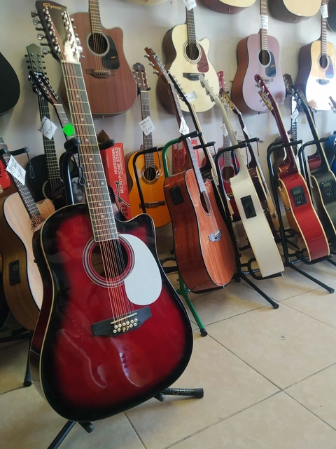 Docerola Segovia SGC12 roja con Bridge Dr. y cuerdas pares