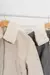 Campera de paño con cierre y broches en puño, cuello de piel
