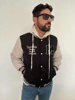 Campera universitaria en internet