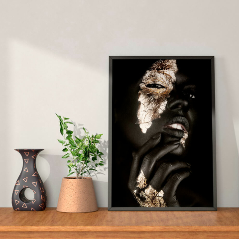 QUADRO DECORATIVO MULHER COM PINTURAS DOURADAS 01