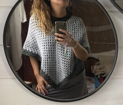 Poncho tejido a mano gris