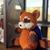 Amigurumi Spiffo Guaxinim Laranja com Mochila Azul (Mascote do Project Zomboid) – Feito à Mão com Fio Pelúcia