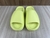Adidas Yeezy Slide ''Glow Green'' na internet