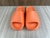 Adidas Yeezy Slide ''Enflame Orange'' na internet