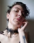 A Choker Afrodite da Coleção Deusas, é feita com renda chantilly, um coraçãozinho no centro da peça e tu pode escolher entre o modelo com ou sem correntinhas penduradas e entrelaçadas