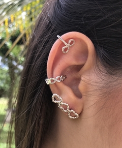 Piercing fake do infinito na internet