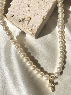 Pulseira de pérolas com cruz cravejada