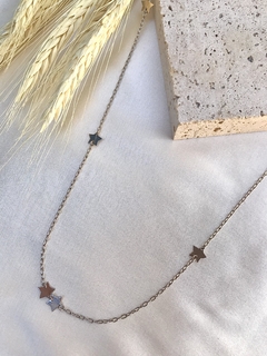 Colar longo com estrelinhas