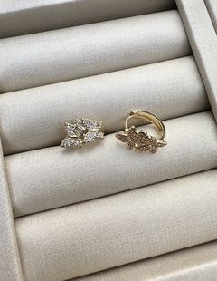 Brinco argolinha click de borboleta cravejada com micro zircônias cristais banhado a ouro 18k 