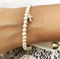 Pulseira de pérolas com cruz cravejada - comprar online