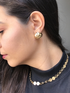Brinco meia esfera martelada - comprar online