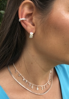 Piercing fake zircônias redondas na internet