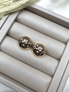 Brinco orgânico de meia esfera com efeito martelado banhado a ouro 18k