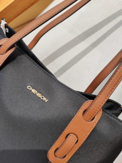 081 Cartera Chenson Negra Impermeable - comprar online