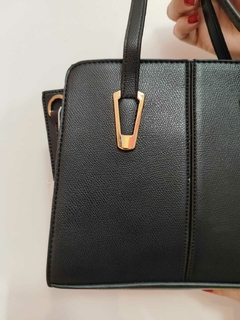 011 Minibag cuero negra det. dorados - comprar online