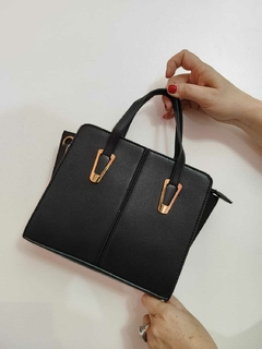 011 Minibag cuero negra det. dorados