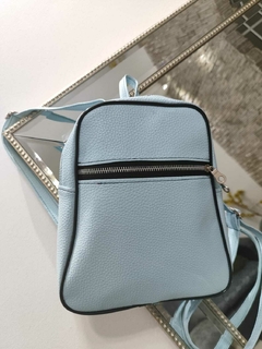 027 Mochila Eco Cuero Celeste - comprar online