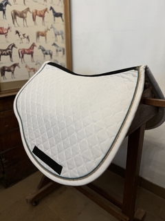 Mandil de salto forma de montura Claps