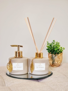 Kit Difusor + Sabonete Líquido Decor em Frasco de Vidro Bege com decoração de Pingente Folha Dourado