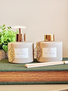Kit Difusor + Sabonete Líquido Decor em Frasco de Vidro Bege com decoração de Pingente Folha Dourado na internet