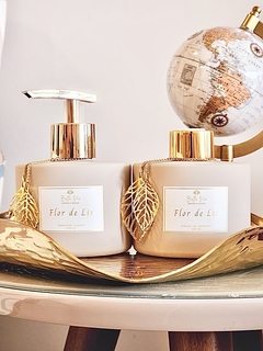 Kit Difusor + Sabonete Líquido Decor em Frasco de Vidro Bege com decoração de Pingente Folha Dourado - comprar online