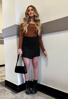 Blusa Ombro a Ombro Marrom na internet