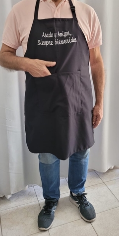 DELANTAL "ASADO Y AMIGOS, SIEMPRE BIENVENIDOS" - comprar online