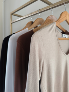 Remeras con escote en V de estilo casual. Varios colores en percha