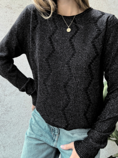 Sweater corte medio, con detalles de brillos por toda la prenda. Cuello redondo y frunces en los puños.