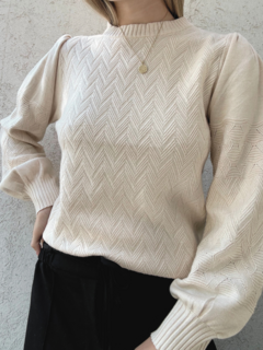 Sweater beige de largo medio, con diseño en espiga en delantera y mangas. Mangas abullonadas.