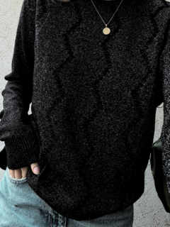 Sweater corte medio, con detalles de brillos por toda la prenda. Cuello redondo y frunces en los puños.