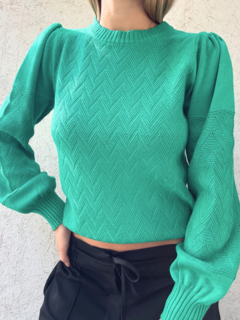 Sweater verde de largo medio, con diseño en espiga en delantera y mangas. Mangas abullonadas.