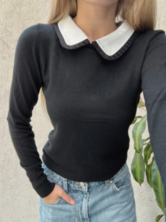 Sweater fino estallado, con cuello banco con plieges simulando camisa, y detalles en negro.