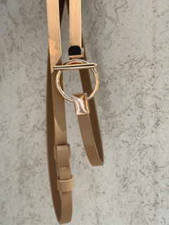 Cinto fino de cuero en color beige con hebilla dorada y detalles elegantes.