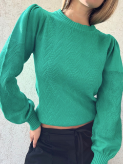 Sweater verde de largo medio, con diseño en espiga en delantera y mangas. Mangas abullonadas.