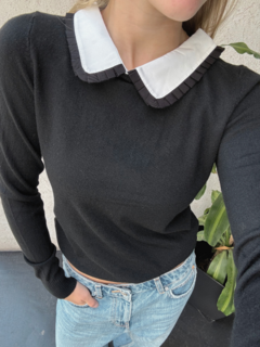 Sweater fino estallado, con cuello banco con plieges simulando camisa, y detalles en negro.