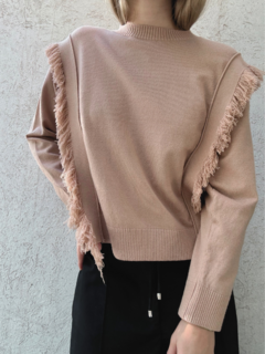 Sweater corte ancho y cuadrado, con detalles de flecos a los laterales y frunce en el cuello y mangas. Color Marrón