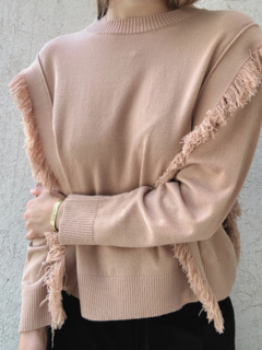 Sweater corte ancho y cuadrado, con detalles de flecos a los laterales y frunce en el cuello y mangas. Color Marrón