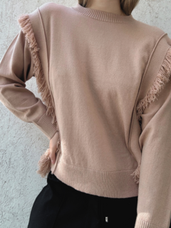 Sweater corte ancho y cuadrado, con detalles de flecos a los laterales y frunce en el cuello y mangas. Color Marrón