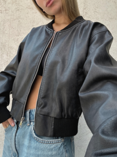 Campera engomada con cierre, estilo bomber. Detalle de frunce en cuello y puños.
