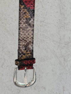 Cinto Víbora con diseño de piel de serpiente en tonos marrón, rojo y amarillo, con hebilla plateada.