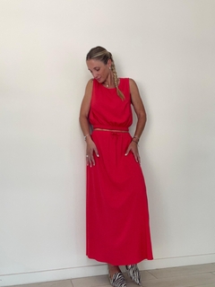 Modelo luciendo una pollera larga de lino color rojo, con un estilo elegante y cómodo.