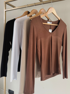 Remeras con escote en V de estilo casual. Varios colores en percha