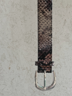 Cinto Víbora de cuero con diseño de serpiente y hebilla plateada