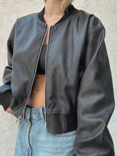 Campera engomada con cierre, estilo bomber. Detalle de frunce en cuello y puños.