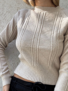 Suéter Rocío de color beige con detalle de trenzas y mangas largas.
