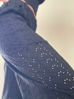 Detalle de los pantalones Palazzo Marfil de Zara, mostrando la textura con pequeños agujeros y un patrón elegante.